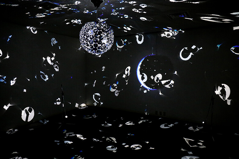久門 剛史《after that.》青森国際芸術センター［ACAC］2013年 ポリカーボネートミラー、アクリル、時計、マンガン電池、LED スポットライト
