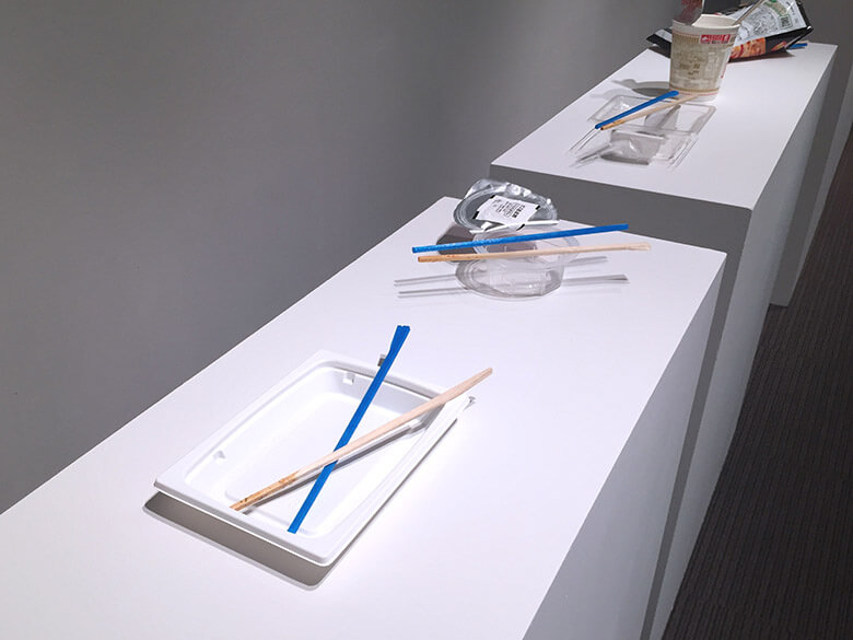 渡邉 朋也《荒んだ食卓を極力なおそう》京都市立芸術大学ギャラリー＠KCUA 2015年　プラスチック容器/割り箸/3Dプリンタ出力したPLA素材
