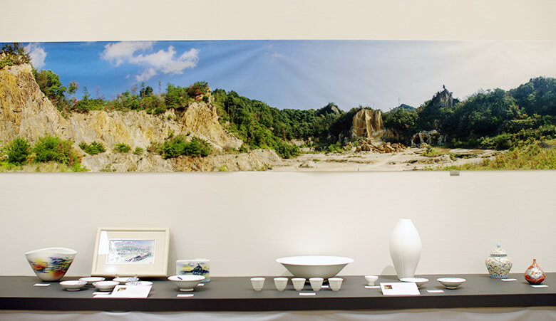 有田焼に使用される白い陶石が初めて発見された泉山の写真が壁面に。
