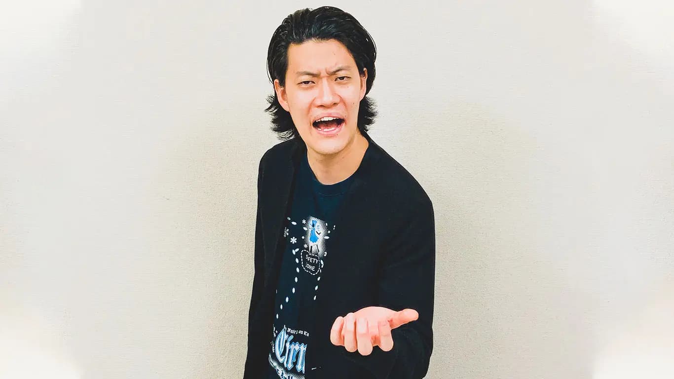 霜降り明星・粗品がお馴染みのツッコミポーズで叫んでいる写真