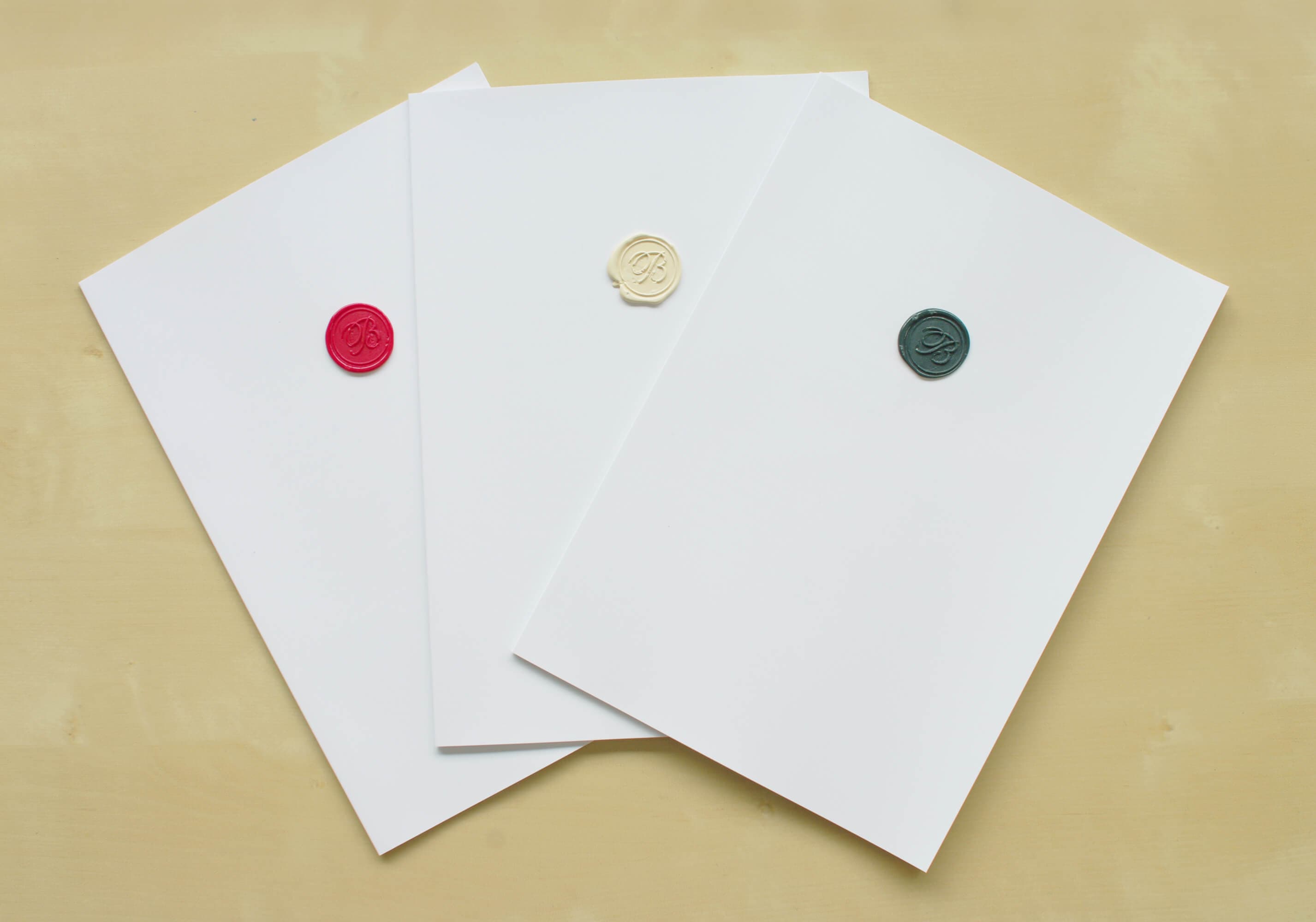 弊社のポートフォリオを制作しました。表紙には1点1点手作業でシーリングスタンプをしています。