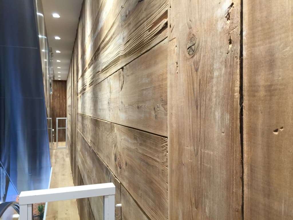 無印良品 天神大名店 足場板で作られた壁