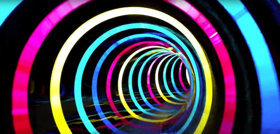 ネオンがきらめくLEDウォータースライダー「BLACK HOLE」