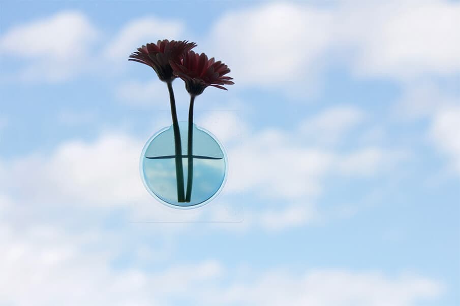 宙に花を生ける!?壁に貼って楽しむフラワーベース「Kaki」