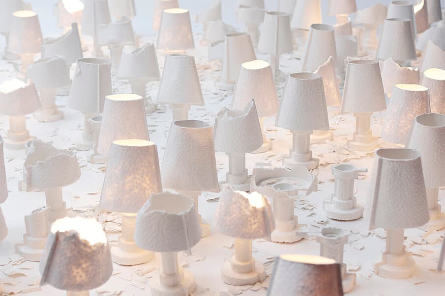 手でちぎって自ら形を作り上げる照明「TEARABLE LAMP」