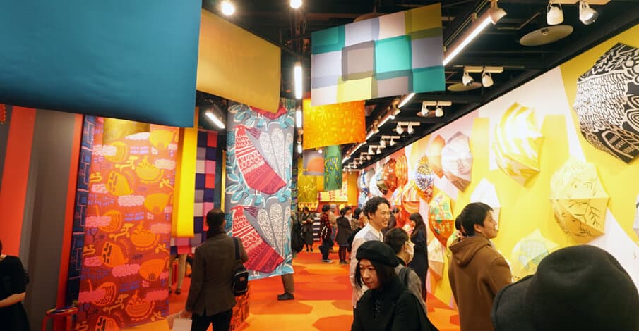 冬をカラフルに彩る「鈴木マサルのテキスタイル展 目に見えるもの、すべて色柄」
