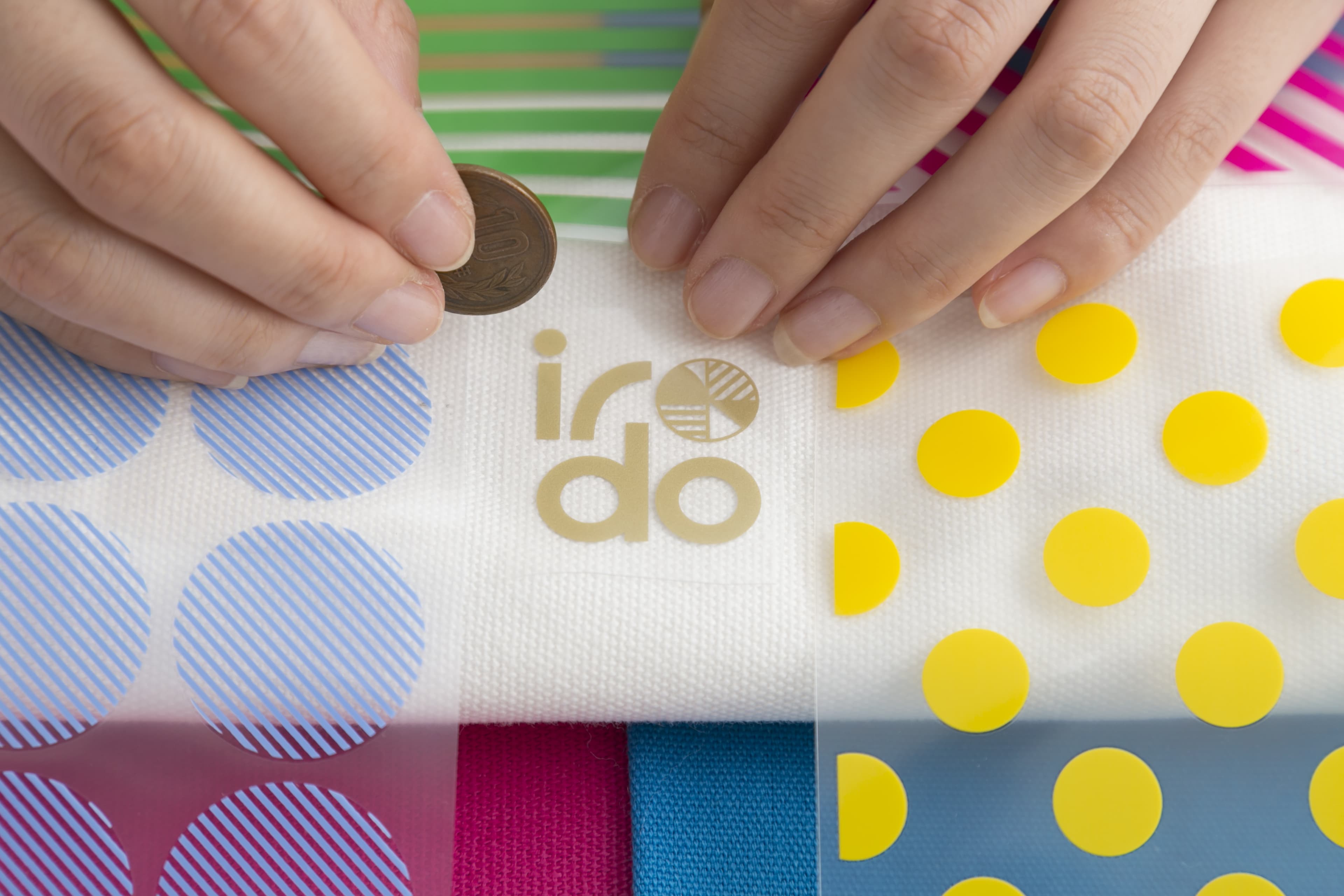 生地をカスタマイズする。こすって貼れるファブリックステッカー「irodo」