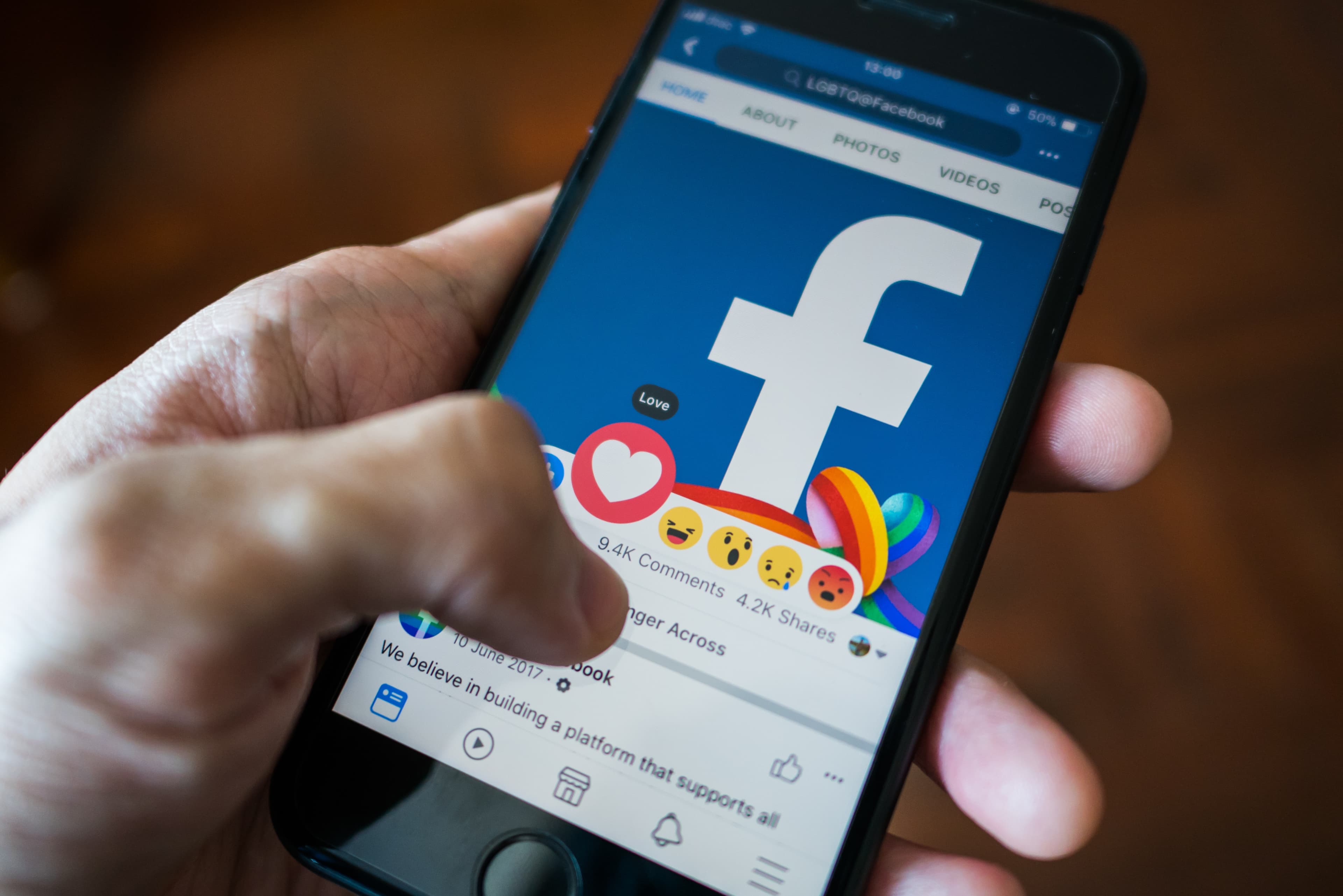 FacebookのUIはどのように変化している?ユーザー離れを起こさないUIの変更方法とは