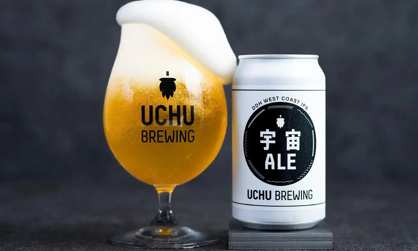 うちゅうブルーイングの缶ビールからグラスへビールを注ぐ様子、白く豊かな泡がグラスから溢れそうになっている瞬間