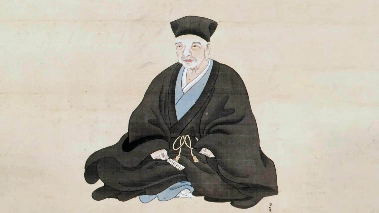茶道の完成者とされる千利休の肖像画、畳の上に座り、扇を手にした黒い法衣姿、穏やかな表情