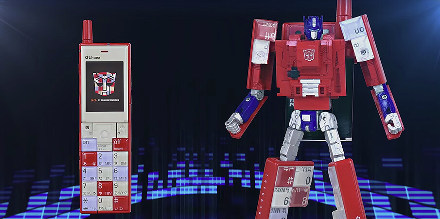 INFOBARがロボットに変身！「au×TRANSFORMERS PROJECT」